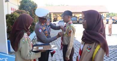 KAPOLRES ACEH BARAT DAYA BERIKAN PIAGAM PENGHARGAAN DAN WING KESELAMATAN BERLALULINTAS KEPADA ANGGOTA PRAMUKA SAKA BHAYANGKARA SANGGAR POLRES ABDYA KAPOLRES ACEH BARAT DAYA BERIKAN PIAGAM PENGHARGAAN DAN WING KESELAMATAN BERLALULINTAS KEPADA ANGGOTA PRAMUKA SAKA BHAYANGKARA SANGGAR POLRES ABDYA