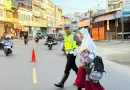 CIPTAKAN KAMSELTIBCAR LANTAS YANG TERTIB DAN LANCAR, SAT LANTAS POLRES ACEH BARAT DAYA GELAR STRONGPOINT PAGI DI DEPAN SEKOLAH DAN TITIK RAWAN KEMACETAN CIPTAKAN KAMSELTIBCAR LANTAS YANG TERTIB DAN LANCAR, SAT LANTAS POLRES ACEH BARAT DAYA GELAR STRONGPOINT PAGI DI DEPAN SEKOLAH DAN TITIK RAWAN KEMACETAN