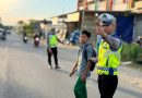 CIPTAKAN KAMSELTIBCAR LANTAS YANG TERTIB DAN LANCAR, SAT LANTAS POLRES ACEH BARAT DAYA LAKSANAKAN STRONGPOINT PAGI DI DEPAN SEKOLAH DAN TITIK RAWAN KEMACETAN CIPTAKAN KAMSELTIBCAR LANTAS YANG TERTIB DAN LANCAR, SAT LANTAS POLRES ACEH BARAT DAYA LAKSANAKAN STRONGPOINT PAGI DI DEPAN SEKOLAH DAN TITIK RAWAN KEMACETAN