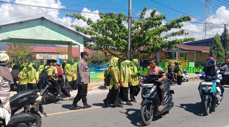 Guna Terciptanya Kamseltibcar Lantas Bagi Anak Sekolah dan Pengguna Jalan, Pesonel Polsek Manggeng Polres Abdya Laksanakan Strongpoint dan Gaturlalin di depan Sekolah