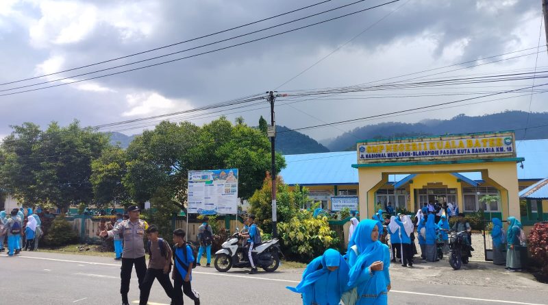Personil Polsek Kuala Bate Polres Abdya gelar Strongpoint Dan Gatur Lalu Lintas Di Depan Sekolah Guna Terciptanya Kamseltibcar Lantas