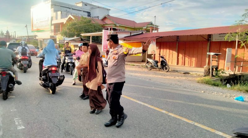 Guna Terciptanya Kamseltibcar Lantas Bagi Anak Sekolah dan Pengguna Jalan, Pesonel Polsek Manggeng Polres Abdya Gelar Strongpoint dan Gaturlalin di depan Sekolah