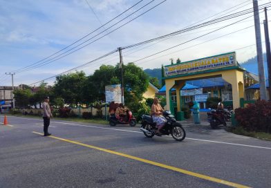 Guna Terciptanya Kamseltibcar Lantas Bagi Anak Sekolah dan Pengguna Jalan, Pesonel Polsek Kuala Bate Polres Abdya Gelar Strongpoint dan Gaturlalin di depan Sekolah
