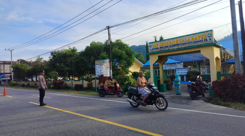 Guna Terciptanya Kamseltibcar Lantas Bagi Anak Sekolah dan Pengguna Jalan, Pesonel Polsek Kuala Bate Polres Abdya Gelar Strongpoint dan Gaturlalin di depan Sekolah