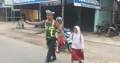 Ciptakan Kamseltibcar Lantas Yang Tertib Dan Lancar, Personel Sat Lantas Polres Aceh Barat Daya Laksanakan Strongpoint Pagi Di Depan Sekolah Dan Titik Rawan Kemacetan