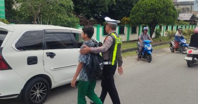 Personel Sat Lantas Polres Abdya Laksanakan Strongpoint Pagi di Depan Sekolah, Cegah Kemacetan dan Bantu Anak Sekolah Nyebrang Jalan Personel Sat Lantas Polres Abdya Laksanakan Strongpoint Pagi di Depan Sekolah, Cegah Kemacetan dan Bantu Anak Sekolah Nyebrang Jalan