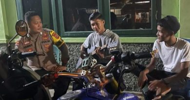 Bhabinkamtibmas Polsubsektor Setia Polres Abdya Laksanakan Patroli Malam dan Sambang Warga Bhabinkamtibmas Polsubsektor Setia Polres Abdya Laksanakan Patroli Malam dan Sambang Warga