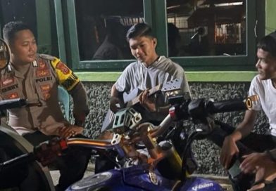 Bhabinkamtibmas Polsubsektor Setia Polres Abdya Laksanakan Patroli Malam dan Sambang Warga Bhabinkamtibmas Polsubsektor Setia Polres Abdya Laksanakan Patroli Malam dan Sambang Warga