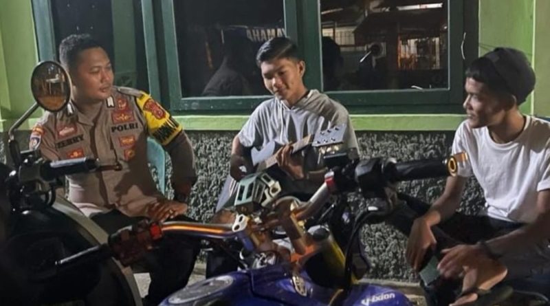 Bhabinkamtibmas Polsubsektor Setia Polres Abdya Laksanakan Patroli Malam dan Sambang Warga Bhabinkamtibmas Polsubsektor Setia Polres Abdya Laksanakan Patroli Malam dan Sambang Warga