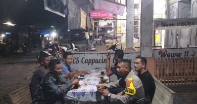 Bhabinkamtibmas Polsek Tangan-Tangan Polres Abdya Gelar Patroli dan Sambang Warga Pada Malam Hari Serta Beri Pesan-Pesan Kamtibmas Kepada Masyarakat Guna Antipasi Guantibmas Bhabinkamtibmas Polsek Tangan-Tangan Polres Abdya Gelar Patroli dan Sambang Warga Pada Malam Hari Serta Beri Pesan-Pesan Kamtibmas Kepada Masyarakat Guna Antipasi Guantibmas