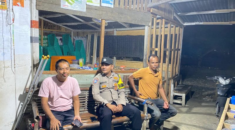 Bhabinkamtibmas Polsek Kuala Batee Polres Abdya Gelar Patroli dan Sambang Warga Pada Malam Hari Serta Beri Pesan-Pesan Kamtibmas Kepada Masyarakat Guna Antipasi Guantibmas Bhabinkamtibmas Polsek Kuala Batee Polres Abdya Gelar Patroli dan Sambang Warga Pada Malam Hari Serta Beri Pesan-Pesan Kamtibmas Kepada Masyarakat Guna Antipasi Guantibmas