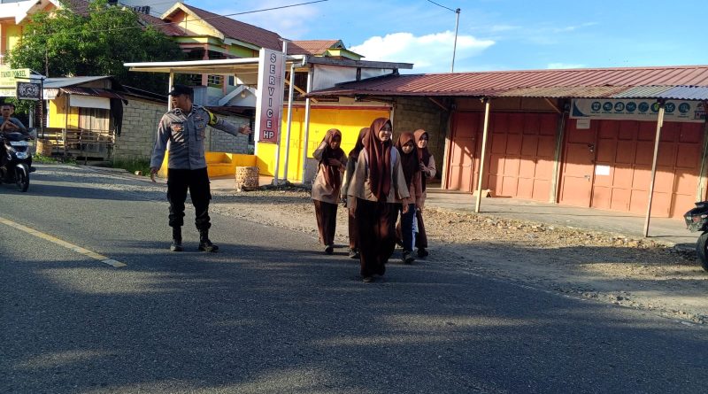 Cegah Kemacetan dan Beri Rasa Aman Bagi Anak Sekolah dan Pengguna Jalan raya, Pesonel Polsek Manggeng Laksanakan Strongpoint Pagi dan Gaturlalin di depan Sekolah Cegah Kemacetan dan Beri Rasa Aman Bagi Anak Sekolah dan Pengguna Jalan raya, Pesonel Polsek Manggeng Laksanakan Strongpoint Pagi dan Gaturlalin di depan Sekolah