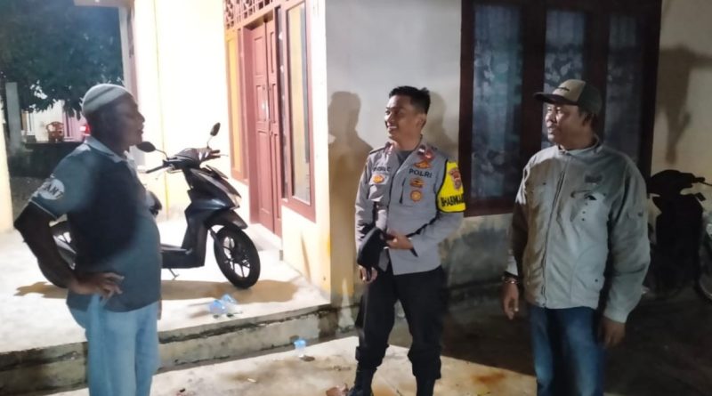 Bhabinkamtibmas Polsek Kuala Batee Polres Abdya Gelar Patroli dan Sambang Warga Pada Malam Hari Serta Pantau situasi curah hujan yang tinggi Bhabinkamtibmas Polsek Kuala Batee Polres Abdya Gelar Patroli dan Sambang Warga Pada Malam Hari Serta Pantau situasi curah hujan yang tinggi