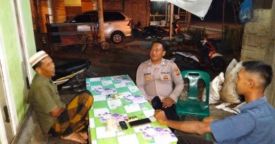Bhabinkamtibmas Polsek Tangan-tangan Polres Abdya Gelar Patroli dan Sambang Warga Pada Malam Hari Serta Pantau situasi curah hujan yang tinggi Bhabinkamtibmas Polsek Tangan-tangan Polres Abdya Gelar Patroli dan Sambang Warga Pada Malam Hari Serta Pantau situasi curah hujan yang tinggi