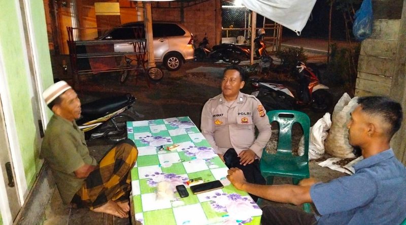 Bhabinkamtibmas Polsek Tangan-tangan Polres Abdya Gelar Patroli dan Sambang Warga Pada Malam Hari Serta Pantau situasi curah hujan yang tinggi Bhabinkamtibmas Polsek Tangan-tangan Polres Abdya Gelar Patroli dan Sambang Warga Pada Malam Hari Serta Pantau situasi curah hujan yang tinggi