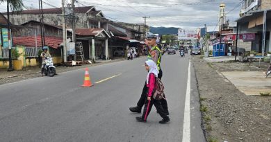Personel Sat Lantas Polres Abdya Laksanakan Strongpoint Pagi di Depan Sekolah dan Persimpangan jalan, Cegah Kemacetan dan Bantu Anak Sekolah Nyebrang Jalan Raya Personel Sat Lantas Polres Abdya Laksanakan Strongpoint Pagi di Depan Sekolah dan Persimpangan jalan, Cegah Kemacetan dan Bantu Anak Sekolah Nyebrang Jalan Raya