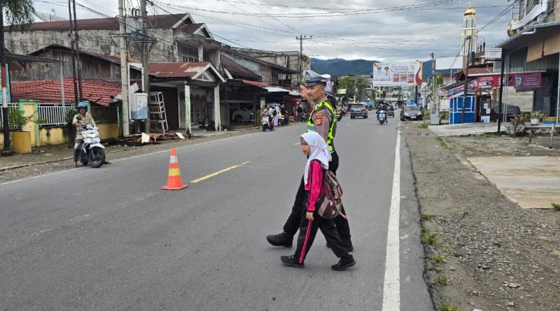 Personel Sat Lantas Polres Abdya Laksanakan Strongpoint Pagi di Depan Sekolah dan Persimpangan jalan, Cegah Kemacetan dan Bantu Anak Sekolah Nyebrang Jalan Raya Personel Sat Lantas Polres Abdya Laksanakan Strongpoint Pagi di Depan Sekolah dan Persimpangan jalan, Cegah Kemacetan dan Bantu Anak Sekolah Nyebrang Jalan Raya