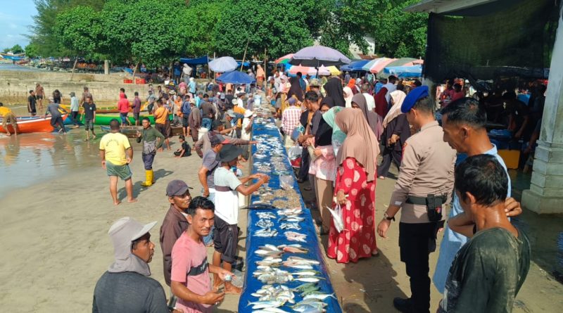 Personil Satpolairud Polres Abdya Gelar Patroli dan sambang Nelayan di Pesisir Pantai Ujung Serangga Kecamatan Susoh Personil Satpolairud Polres Abdya Gelar Patroli dan sambang Nelayan di Pesisir Pantai Ujung Serangga Kecamatan Susoh