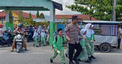Cegah Kemacetan dan Beri Rasa Aman Bagi Anak Sekolah dan Pengguna Jalan, Pesonel Polsek Manggeng Gelar Strongpoint dan Gaturlalin di depan Sekolah Cegah Kemacetan dan Beri Rasa Aman Bagi Anak Sekolah dan Pengguna Jalan, Pesonel Polsek Manggeng Gelar Strongpoint dan Gaturlalin di depan Sekolah