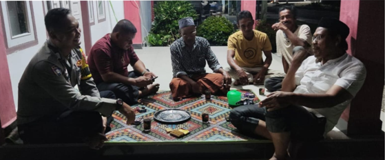 Bhabinkamtibmas Polsubsektor Setia Polres Abdya Laksanakan Patroli Malam dan Sambang Warga Bhabinkamtibmas Polsubsektor Setia Polres Abdya Laksanakan Patroli Malam dan Sambang Warga