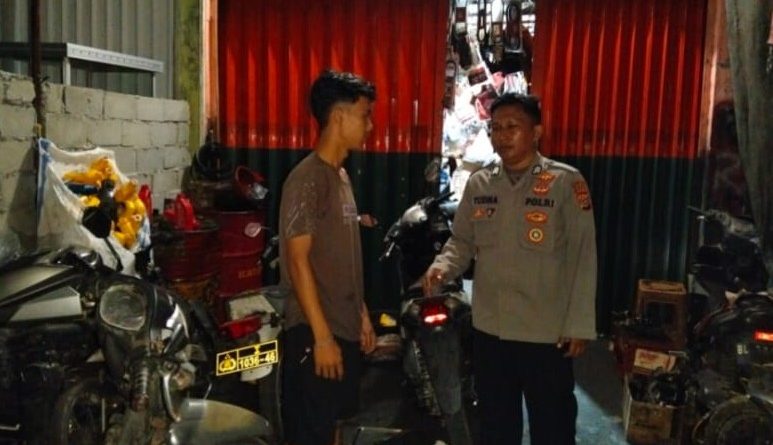 Bhabinkamtibmas Polsek Blangpidie Polres Abdya Laksanakan Patroli Malam dan Sambang Warga, Antisipasi Bencana Alam dan Guantibmas Bhabinkamtibmas Polsek Blangpidie Polres Abdya Laksanakan Patroli Malam dan Sambang Warga, Antisipasi Bencana Alam dan Guantibmas