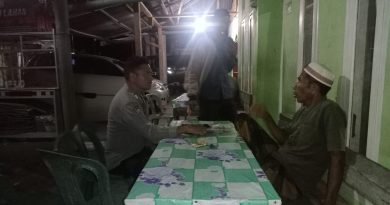 Bhabinkamtibmas Polsek Tangan-Tangan Polres Abdya Gelar Patroli dan Sambang Warga Pada Malam Hari Serta Beri Pesan-Pesan Kamtibmas Kepada Masyarakat Guna Antipasi Bencana Alam Bhabinkamtibmas Polsek Tangan-Tangan Polres Abdya Gelar Patroli dan Sambang Warga Pada Malam Hari Serta Beri Pesan-Pesan Kamtibmas Kepada Masyarakat Guna Antipasi Bencana Alam