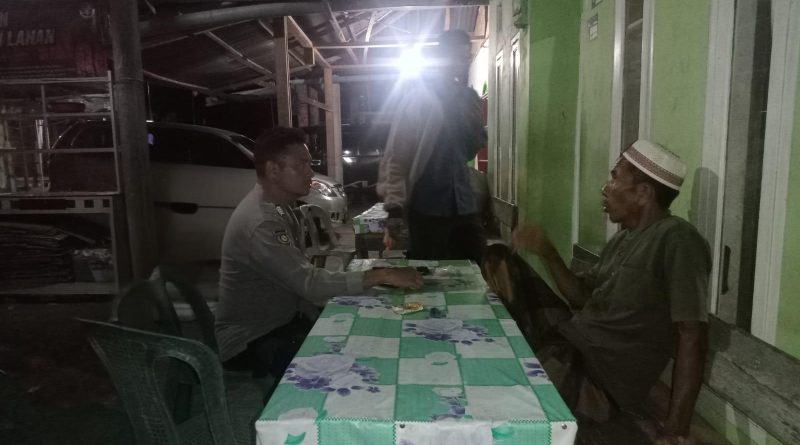 Bhabinkamtibmas Polsek Tangan-Tangan Polres Abdya Gelar Patroli dan Sambang Warga Pada Malam Hari Serta Beri Pesan-Pesan Kamtibmas Kepada Masyarakat Guna Antipasi Bencana Alam Bhabinkamtibmas Polsek Tangan-Tangan Polres Abdya Gelar Patroli dan Sambang Warga Pada Malam Hari Serta Beri Pesan-Pesan Kamtibmas Kepada Masyarakat Guna Antipasi Bencana Alam