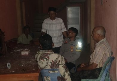 Bhabinkamtibmas Polsek Kuala Batee Polres Abdya Gelar Patroli dan Sambang Warga Pada Malam Hari Serta Beri Pesan-Pesan Kamtibmas Kepada Masyarakat Guna Antipasi Guantibmas di Malam Hari Bhabinkamtibmas Polsek Kuala Batee Polres Abdya Gelar Patroli dan Sambang Warga Pada Malam Hari Serta Beri Pesan-Pesan Kamtibmas Kepada Masyarakat Guna Antipasi Guantibmas di Malam Hari