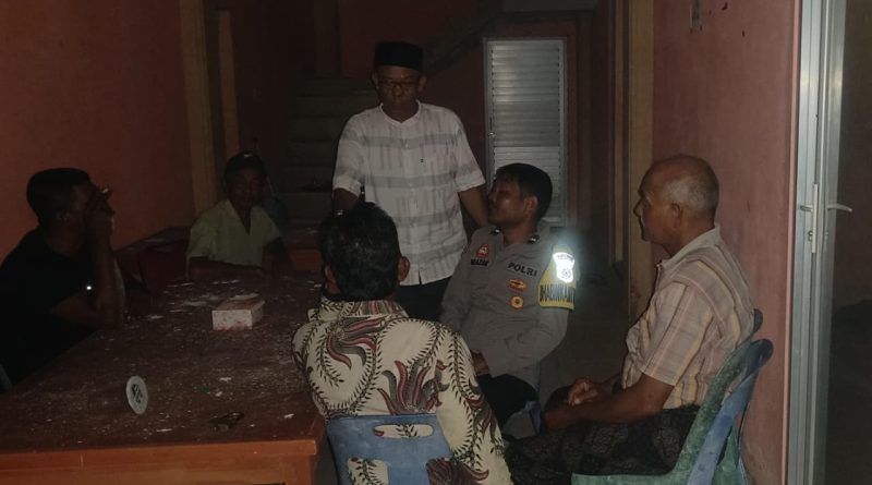 Bhabinkamtibmas Polsek Kuala Batee Polres Abdya Gelar Patroli dan Sambang Warga Pada Malam Hari Serta Beri Pesan-Pesan Kamtibmas Kepada Masyarakat Guna Antipasi Guantibmas di Malam Hari Bhabinkamtibmas Polsek Kuala Batee Polres Abdya Gelar Patroli dan Sambang Warga Pada Malam Hari Serta Beri Pesan-Pesan Kamtibmas Kepada Masyarakat Guna Antipasi Guantibmas di Malam Hari