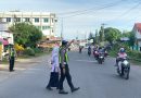 Personel Sat Lantas Polres Abdya Gelar Strongpoint Pagi di Depan Sekolah Serta Persimpangan jalan Raya, Cegah Kemacetan dan Bantu Anak Sekolah Nyebrang Jalan Raya Personel Sat Lantas Polres Abdya Gelar Strongpoint Pagi di Depan Sekolah Serta Persimpangan jalan Raya, Cegah Kemacetan dan Bantu Anak Sekolah Nyebrang Jalan Raya