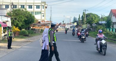 Personel Sat Lantas Polres Abdya Gelar Strongpoint Pagi di Depan Sekolah Serta Persimpangan jalan Raya, Cegah Kemacetan dan Bantu Anak Sekolah Nyebrang Jalan Raya Personel Sat Lantas Polres Abdya Gelar Strongpoint Pagi di Depan Sekolah Serta Persimpangan jalan Raya, Cegah Kemacetan dan Bantu Anak Sekolah Nyebrang Jalan Raya