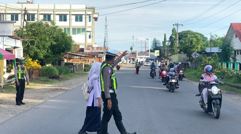 Personel Sat Lantas Polres Abdya Gelar Strongpoint Pagi di Depan Sekolah Serta Persimpangan jalan Raya, Cegah Kemacetan dan Bantu Anak Sekolah Nyebrang Jalan Raya Personel Sat Lantas Polres Abdya Gelar Strongpoint Pagi di Depan Sekolah Serta Persimpangan jalan Raya, Cegah Kemacetan dan Bantu Anak Sekolah Nyebrang Jalan Raya