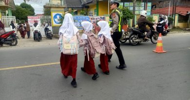 Personel Sat Lantas Polres Abdya Gelar Strongpoint Pagi di Depan Sekolah Serta Persimpangan jalan Raya, Cegah Kemacetan dan Bantu Anak Sekolah Nyebrangi Jalan Raya Personel Sat Lantas Polres Abdya Gelar Strongpoint Pagi di Depan Sekolah Serta Persimpangan jalan Raya, Cegah Kemacetan dan Bantu Anak Sekolah Nyebrangi Jalan Raya