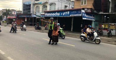 Personel Sat Lantas Polres Abdya Gelar Strongpoint di Depan Sekolah Serta Persimpangan jalan Raya, Cegah Kemacetan dan Bantu Anak Sekolah Nyebrangi Jalan Raya Personel Sat Lantas Polres Abdya Gelar Strongpoint di Depan Sekolah Serta Persimpangan jalan Raya, Cegah Kemacetan dan Bantu Anak Sekolah Nyebrangi Jalan Raya