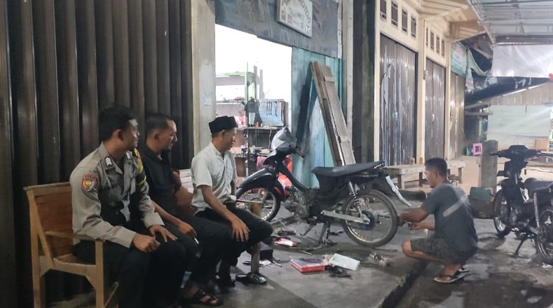 Bhabinkamtibmas Polsubsektor Lembah Sabil Polres Abdya Laksanakan Patroli Malam Hari dan Sambang Warga, Guna Antisipasi Guantibmas di Lembah Sabil Bhabinkamtibmas Polsubsektor Lembah Sabil Polres Abdya Laksanakan Patroli Malam Hari dan Sambang Warga, Guna Antisipasi Guantibmas di Lembah Sabil