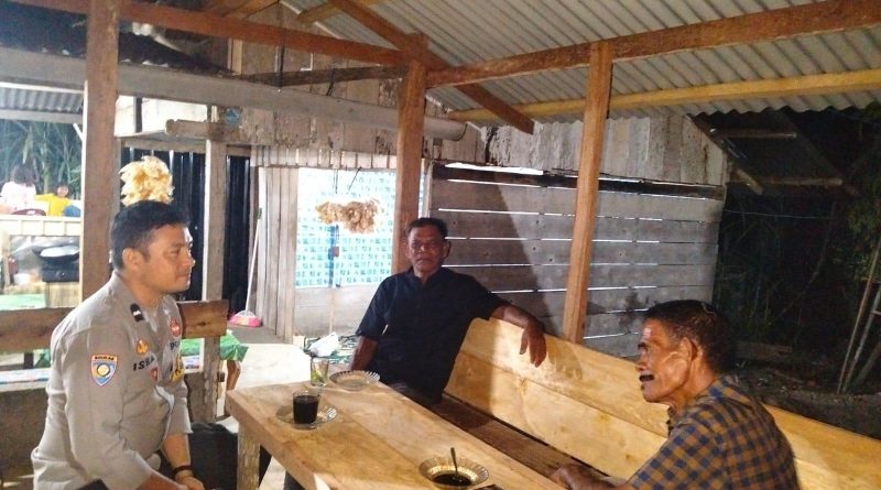 Bhabinkamtibmas Polsek Tangan-Tangan Polres Abdya Gelar Patroli Sekaligus Sambang Warga Pada Malam Hari Serta Beri Pesan-Pesan Kamtibmas Kepada Masyarakat Guna Antipasi Bencana Alam Bhabinkamtibmas Polsek Tangan-Tangan Polres Abdya Gelar Patroli Sekaligus Sambang Warga Pada Malam Hari Serta Beri Pesan-Pesan Kamtibmas Kepada Masyarakat Guna Antipasi Bencana Alam