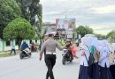 Personel Sat Lantas Polres Abdya Gelar Strongpoint Pagi di Depan Sekolah Serta Persimpangan jalan Raya, Cegah Kemacetan dan Bantu Anak Sekolah Nyebrang Jalan Raya Personel Sat Lantas Polres Abdya Gelar Strongpoint Pagi di Depan Sekolah Serta Persimpangan jalan Raya, Cegah Kemacetan dan Bantu Anak Sekolah Nyebrang Jalan Raya