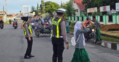 Personel Sat Lantas Polres Abdya Gelar Strongpoint Pagi di Depan Sekolah dan Persimpangan jalan Raya, Cegah Kemacetan Serta Bantu Anak Sekolah Nyebrang Jalan Raya Personel Sat Lantas Polres Abdya Gelar Strongpoint Pagi di Depan Sekolah dan Persimpangan jalan Raya, Cegah Kemacetan Serta Bantu Anak Sekolah Nyebrang Jalan Raya