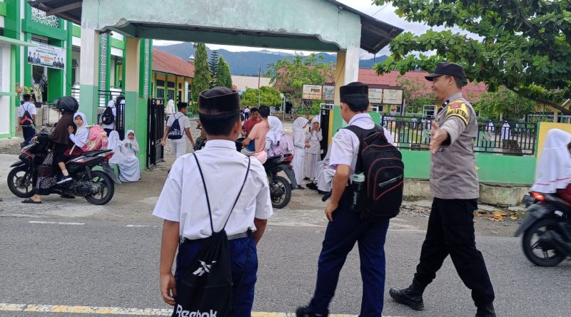 Pesonel Polsek Manggeng Gelar Strongpoint Serta Gaturlalin di depan Sekolah, Guna Cegah Kemacetan dan Beri Rasa Aman Bagi Anak Sekolah dan Pengguna Jalan Pesonel Polsek Manggeng Gelar Strongpoint Serta Gaturlalin di depan Sekolah, Guna Cegah Kemacetan dan Beri Rasa Aman Bagi Anak Sekolah dan Pengguna Jalan