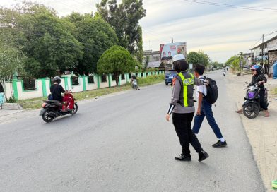 Cegah Kemacetan Serta Bantu Anak Sekolah Nyebrang Jalan Raya, Personel SatLantas Polres Abdya Laksanakan Strongpoint Pagi di Depan Sekolah Serta Persimpangan jalan Raya Cegah Kemacetan Serta Bantu Anak Sekolah Nyebrang Jalan Raya, Personel SatLantas Polres Abdya Laksanakan Strongpoint Pagi di Depan Sekolah Serta Persimpangan jalan Raya
