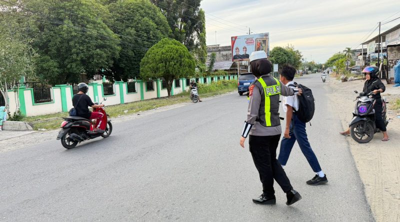Cegah Kemacetan Serta Bantu Anak Sekolah Nyebrang Jalan Raya, Personel SatLantas Polres Abdya Laksanakan Strongpoint Pagi di Depan Sekolah Serta Persimpangan jalan Raya Cegah Kemacetan Serta Bantu Anak Sekolah Nyebrang Jalan Raya, Personel SatLantas Polres Abdya Laksanakan Strongpoint Pagi di Depan Sekolah Serta Persimpangan jalan Raya
