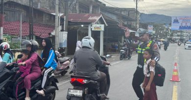 Urai Kemacetan Serta Bantu Anak Sekolah Nyebrang Jalan Raya, Personel SatLantas Polres Abdya Laksanakan Strongpoint Pagi di Depan Sekolah Serta Persimpangan jalan Raya Urai Kemacetan Serta Bantu Anak Sekolah Nyebrang Jalan Raya, Personel SatLantas Polres Abdya Laksanakan Strongpoint Pagi di Depan Sekolah Serta Persimpangan jalan Raya