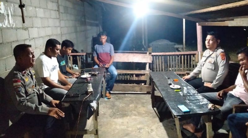 Cegah Guantibmas di Malam hari, Bhabinkamtibmas Polsubsektor Setia, Polres Abdya Laksanakan Kegiatan Patroli Malam Sekaligus sambang Masyarakat serta beri pesan kamtibmas Cegah Guantibmas di Malam hari, Bhabinkamtibmas Polsubsektor Setia, Polres Abdya Laksanakan Kegiatan Patroli Malam Sekaligus sambang Masyarakat serta beri pesan kamtibmas