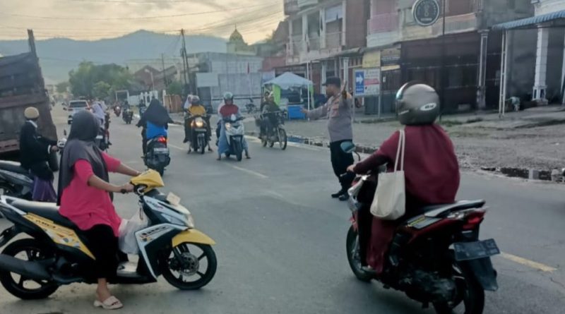 Pesonel Polsek Susoh Strongpoint dan Gaturlalin di depan Sekolah, Guna Cegah Kemacetan Serta Beri Rasa Aman Bagi Anak Sekolah dan Pengguna Jalan Pesonel Polsek Susoh Strongpoint dan Gaturlalin di depan Sekolah, Guna Cegah Kemacetan Serta Beri Rasa Aman Bagi Anak Sekolah dan Pengguna Jalan