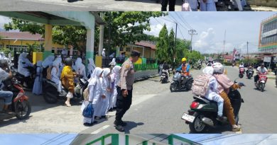 Pesonel Polsek Manggeng Gelar Kegiatan Strongpoint Bantu Anak Sekolah Nyebrang Jalan, Guna Cegah Kemacetan Serta Beri Rasa Aman Bagi Anak Sekolah dan Pengguna Jalan Pesonel Polsek Manggeng Gelar Kegiatan Strongpoint Bantu Anak Sekolah Nyebrang Jalan, Guna Cegah Kemacetan Serta Beri Rasa Aman Bagi Anak Sekolah dan Pengguna Jalan