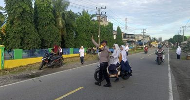 Pesonel Polsek Babahrot Gelar Kegiatan Strongpoint Bantu Anak Sekolah Nyebrang Jalan, Guna Cegah Kemacetan Serta Beri Rasa Aman Bagi Anak Sekolah dan Pengguna Jalan Pesonel Polsek Babahrot Gelar Kegiatan Strongpoint Bantu Anak Sekolah Nyebrang Jalan, Guna Cegah Kemacetan Serta Beri Rasa Aman Bagi Anak Sekolah dan Pengguna Jalan