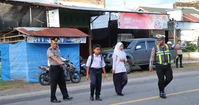Wakapolres Abdya Pimpin Kegiatan Strong Point Pagi Depan Sekolah Bersama Sat Lantas, Bantu Anak Sekolah Menyeberang Jalan dan Urai Kemacetan Wakapolres Abdya Pimpin Kegiatan Strong Point Pagi Depan Sekolah Bersama Sat Lantas, Bantu Anak Sekolah Menyeberang Jalan dan Urai Kemacetan