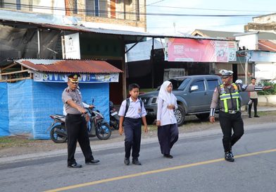 Wakapolres Abdya Pimpin Kegiatan Strong Point Pagi Depan Sekolah Bersama Sat Lantas, Bantu Anak Sekolah Menyeberang Jalan dan Urai Kemacetan Wakapolres Abdya Pimpin Kegiatan Strong Point Pagi Depan Sekolah Bersama Sat Lantas, Bantu Anak Sekolah Menyeberang Jalan dan Urai Kemacetan