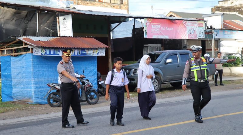 Wakapolres Abdya Pimpin Kegiatan Strong Point Pagi Depan Sekolah Bersama Sat Lantas, Bantu Anak Sekolah Menyeberang Jalan dan Urai Kemacetan Wakapolres Abdya Pimpin Kegiatan Strong Point Pagi Depan Sekolah Bersama Sat Lantas, Bantu Anak Sekolah Menyeberang Jalan dan Urai Kemacetan