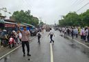 Pesonel Polsek Kuala Bate Gelar Strongpoint Bantu Anak Sekolah Nyebrang Jalan, Guna Cegah Kemacetan Serta Beri Rasa Aman Bagi Anak Sekolah dan Pengendara Pesonel Polsek Kuala Bate Gelar Strongpoint Bantu Anak Sekolah Nyebrang Jalan, Guna Cegah Kemacetan Serta Beri Rasa Aman Bagi Anak Sekolah dan Pengendara